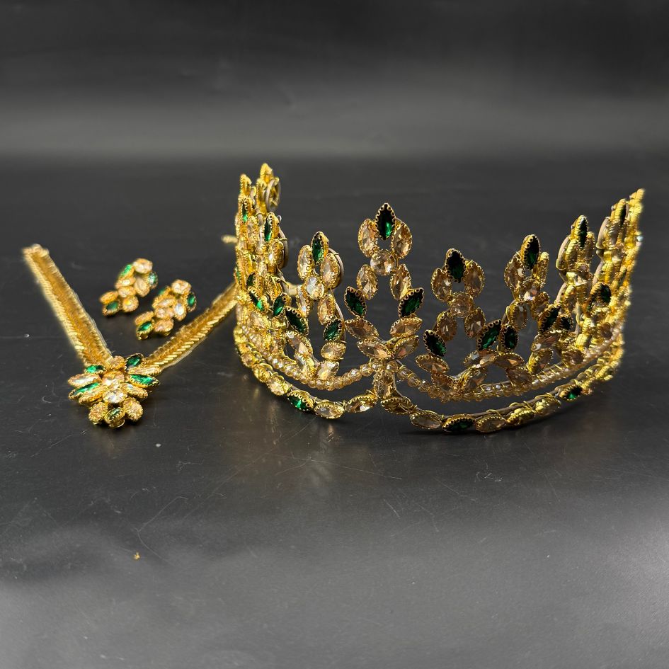 Parure couronne, collier et boucles d’oreilles dorée avec cristaux verts