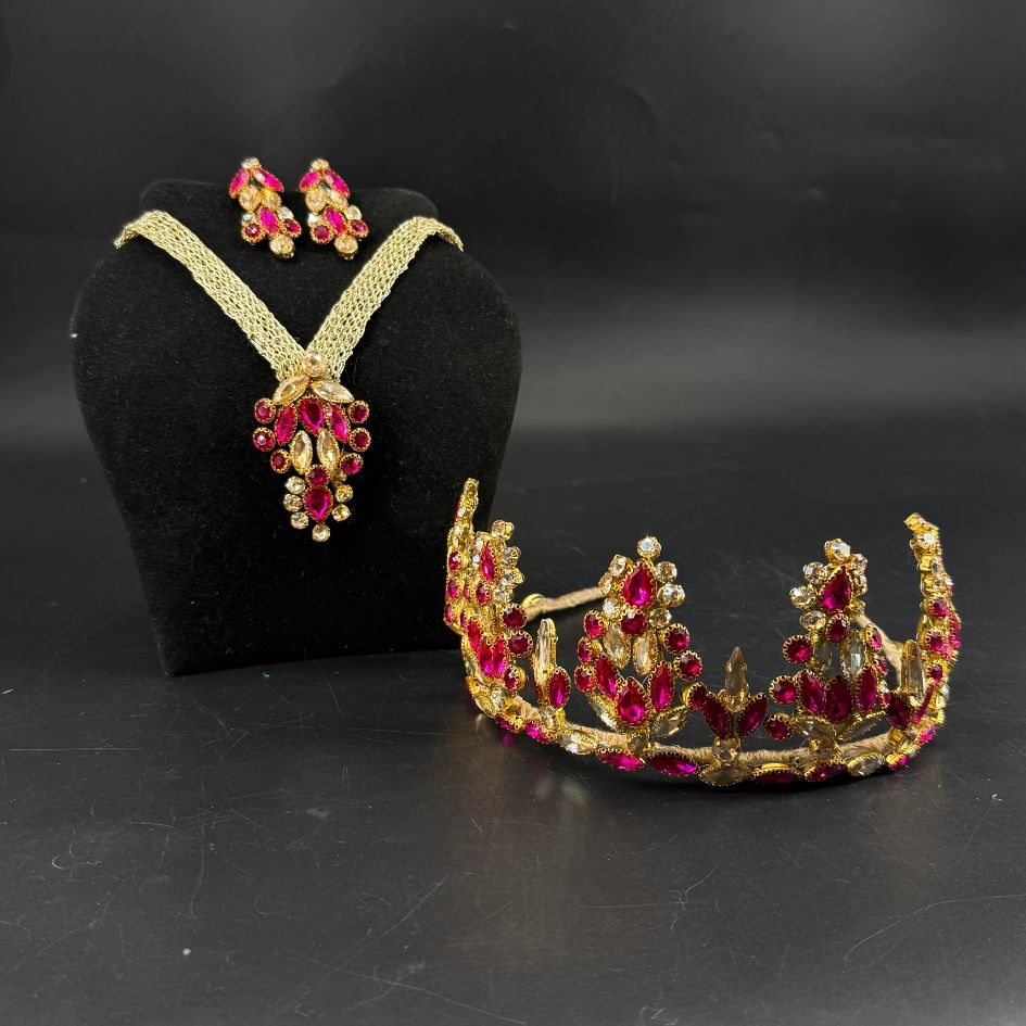 Parure couronne, collier et boucles d’oreilles dorée avec cristaux fuchsia