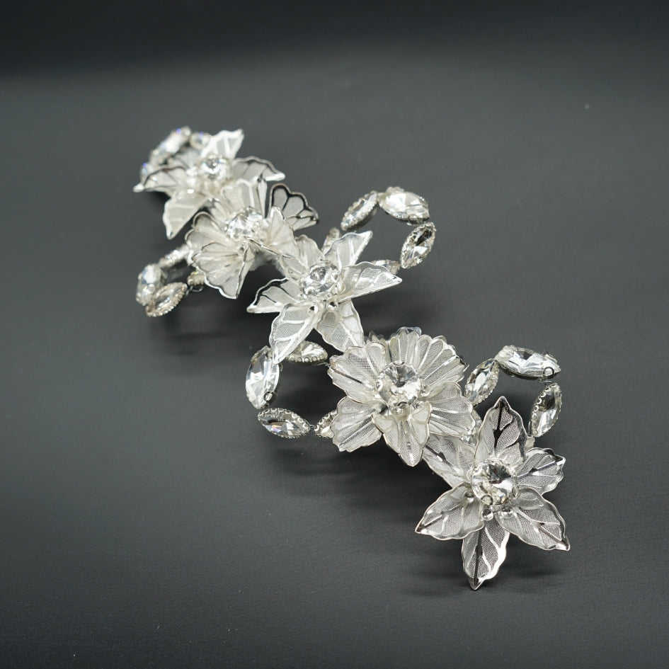 Peigne argenté avec cristaux et perles – Bijou de tête raffiné