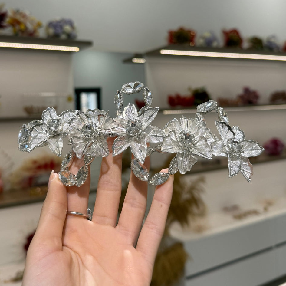 Peigne argenté avec cristaux et perles – Bijou de tête raffiné