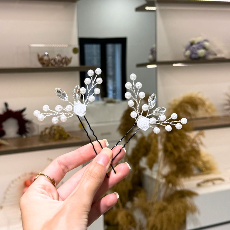 Épingles à cheveux mariage perles et fleurs blanches
