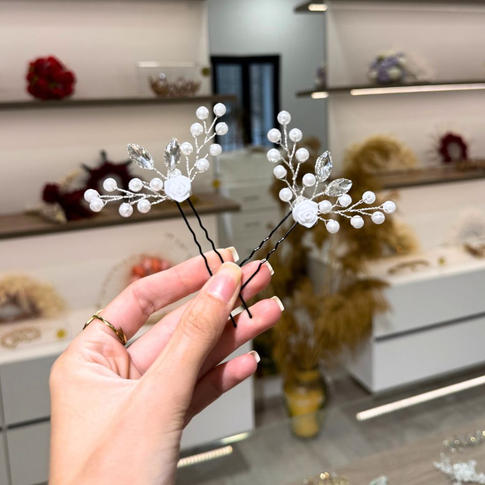 Épingles à cheveux mariage perles et fleurs blanches