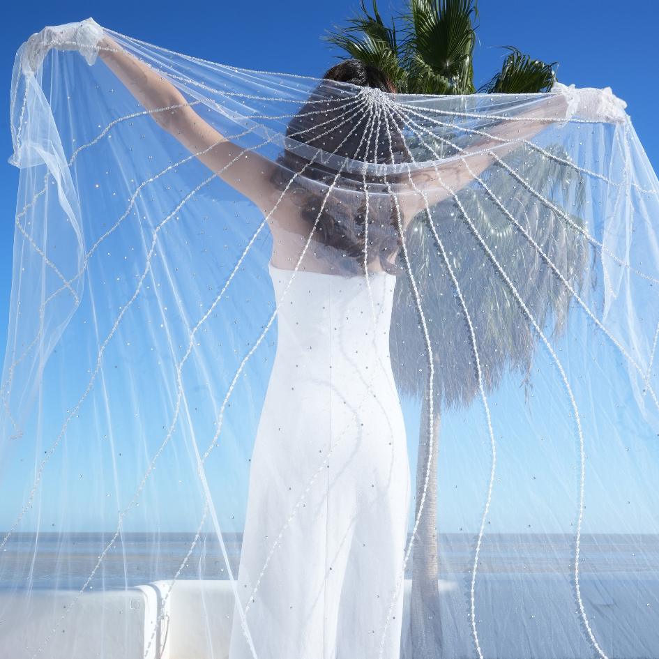 Voile de mariée délicatement orné de perles scintillantes