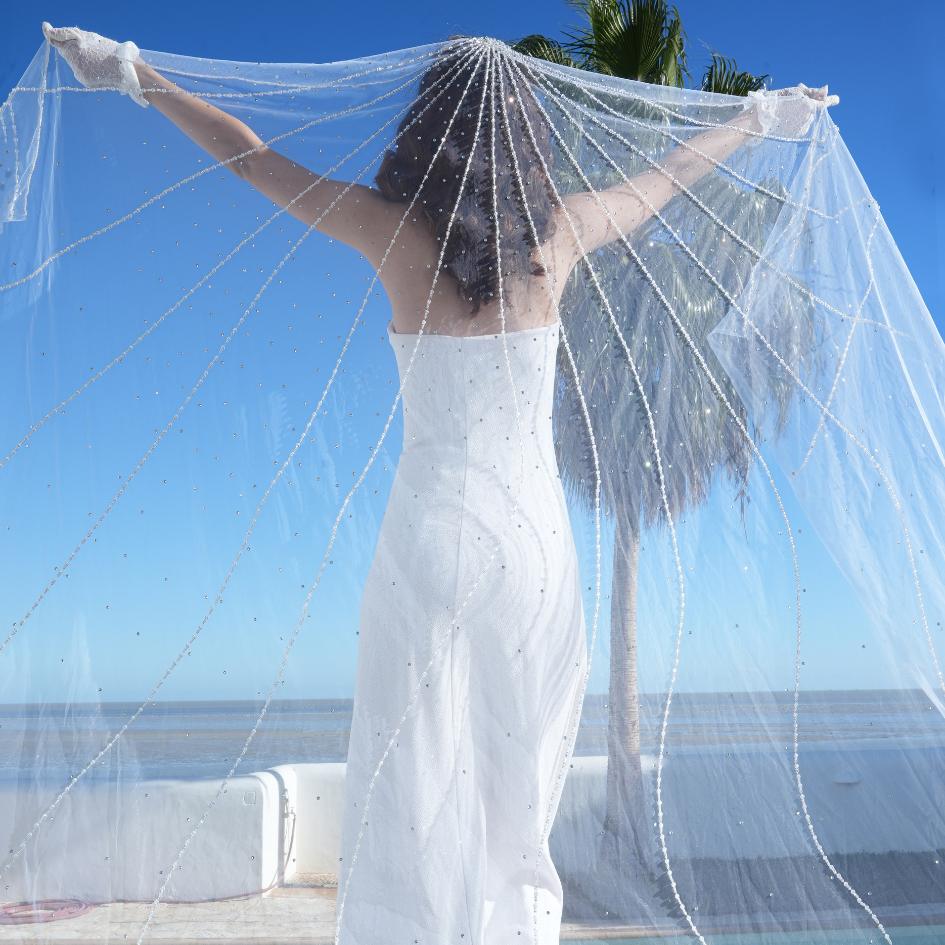 Voile de mariée délicatement orné de perles scintillantes