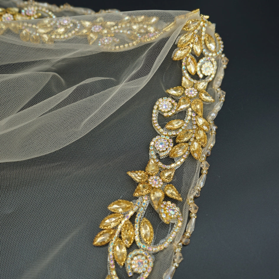 Voile de mariée doré avec cristaux et perles – Élégance et raffinement