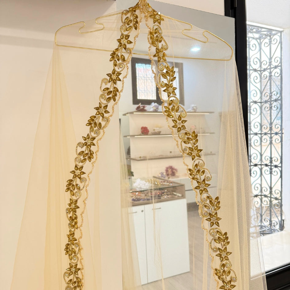 Voile de mariée doré avec cristaux et perles – Élégance et raffinement