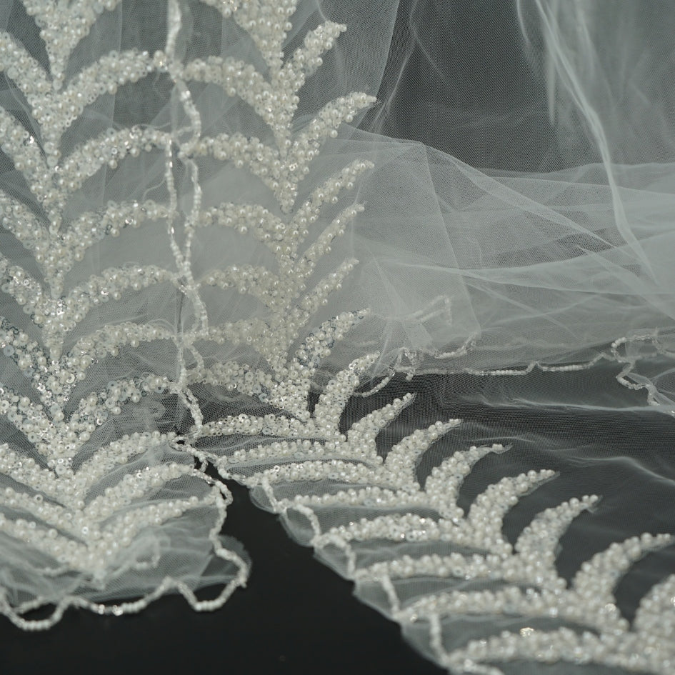 Voile de mariée long en dentelle perlée – Élégance & raffinement