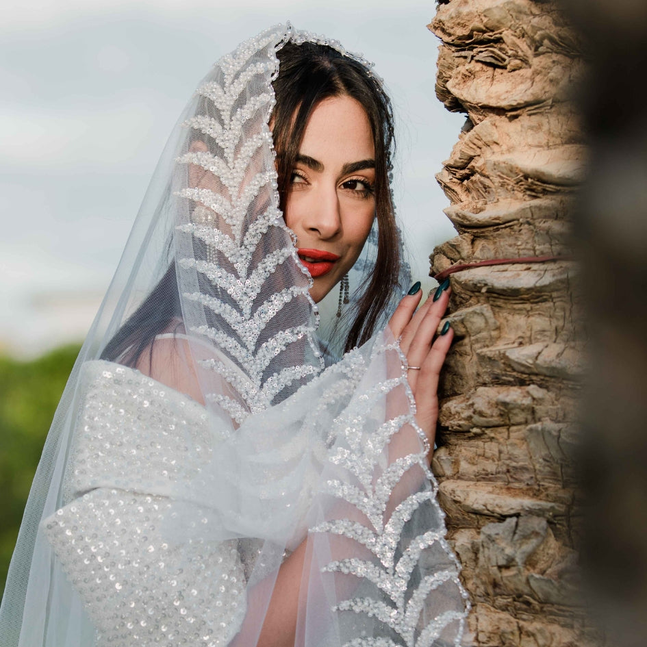 Voile de mariée long en dentelle perlée – Élégance & raffinement