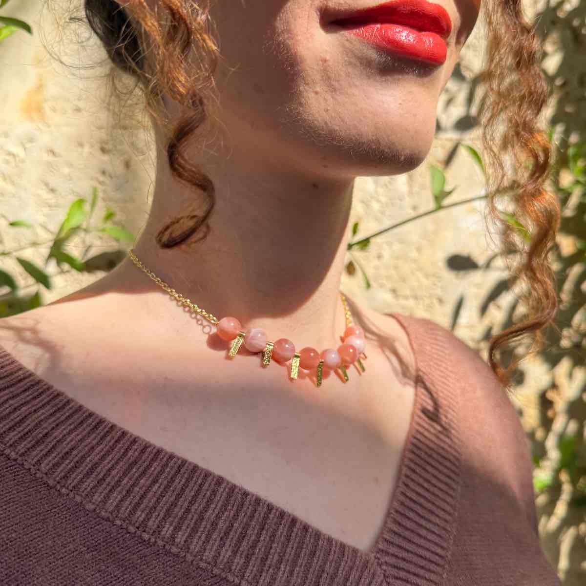 Collier rose élégant en pierre naturelle et charmes dorés