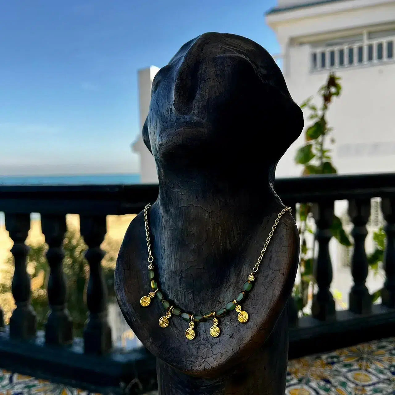 collier en cristal élégant en laiton pour un style unique