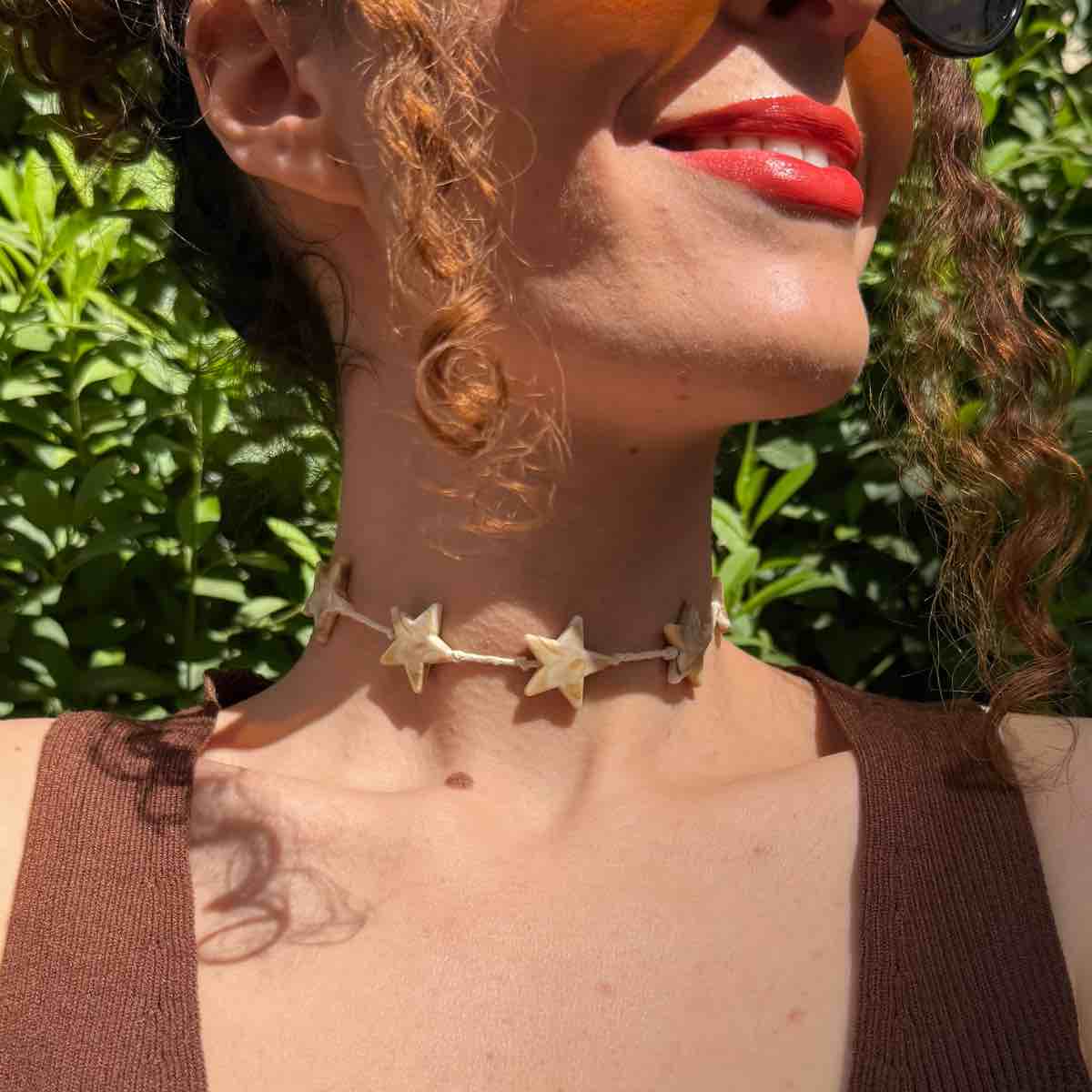 collier étoilé exclusif en blanc et beige pour un look irrésistible