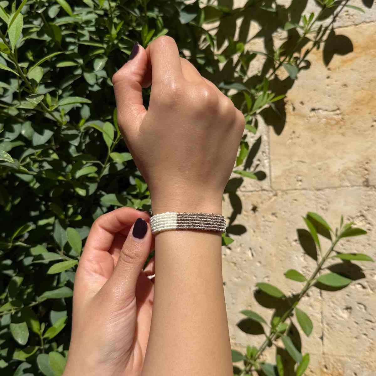 Bracelet macramé blanc et doré fait main pour un style unique