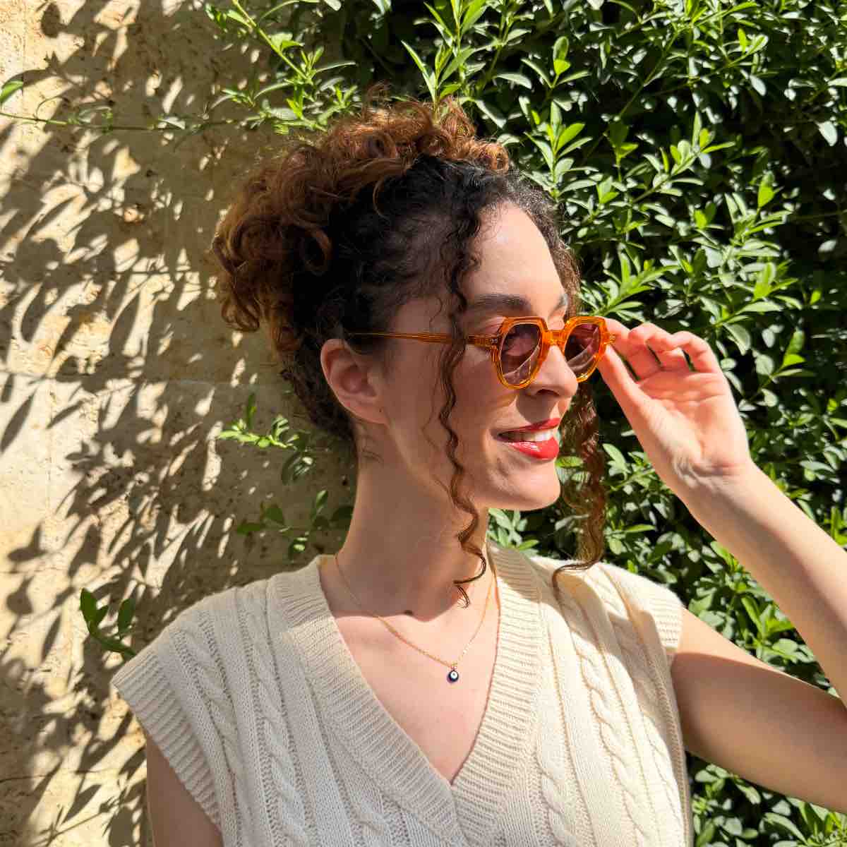 Collier doré aiyn l'élégance irrésistible à porter