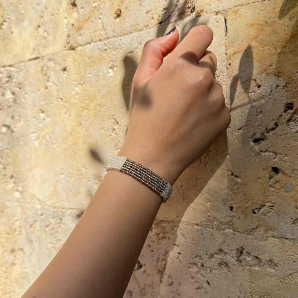 Bracelet macramé blanc et doré fait main pour un style unique