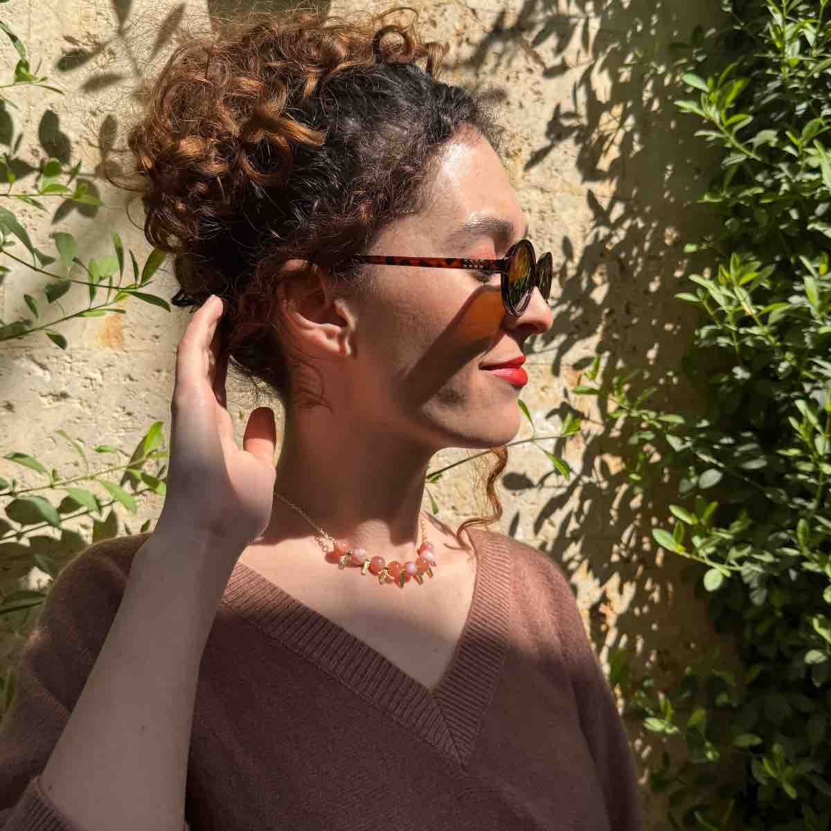 Collier rose élégant en pierre naturelle et charmes dorés