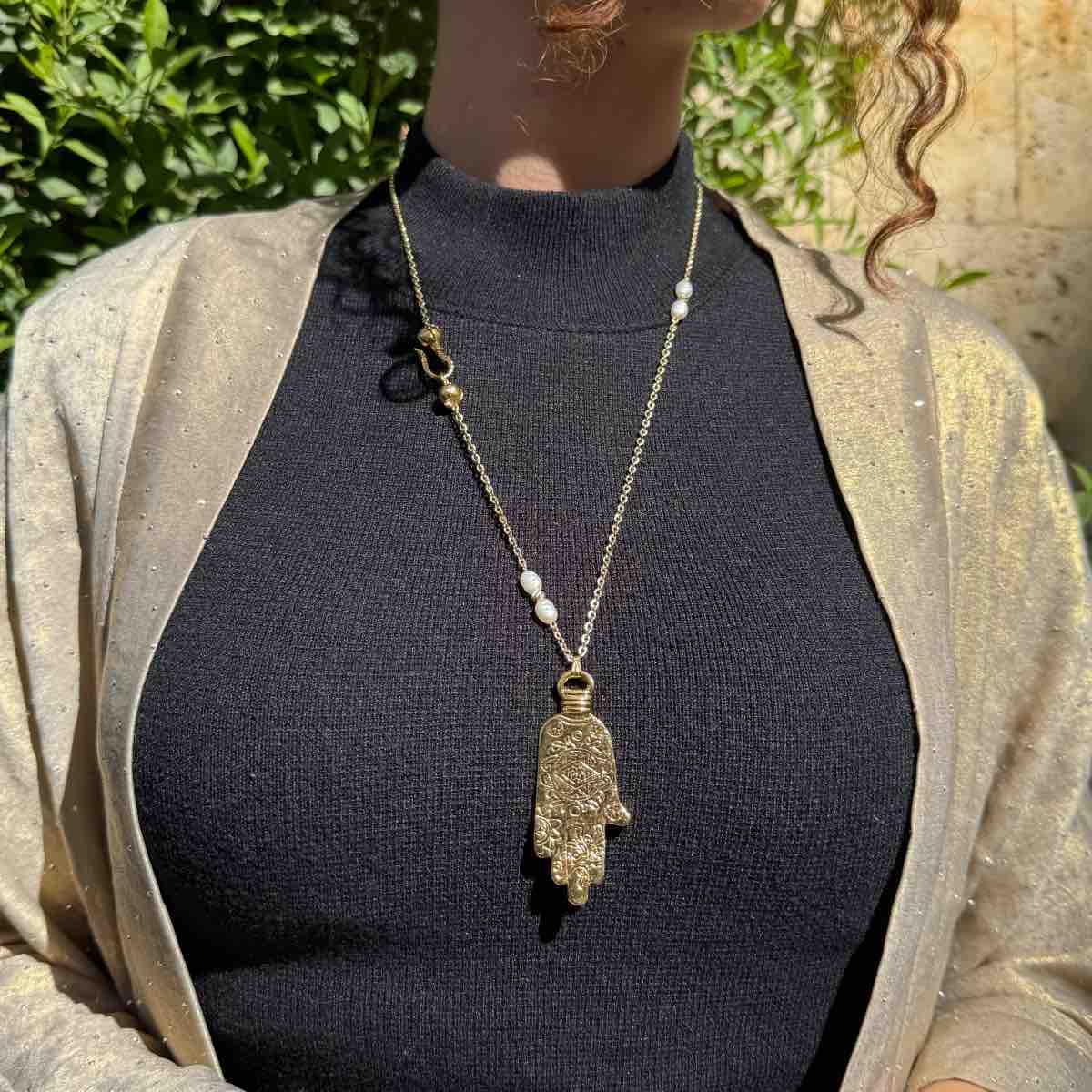 Collier khomsa doré artisanal en laiton pour briller avec élégance