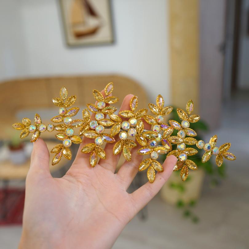 Broche dorée, modèle plante