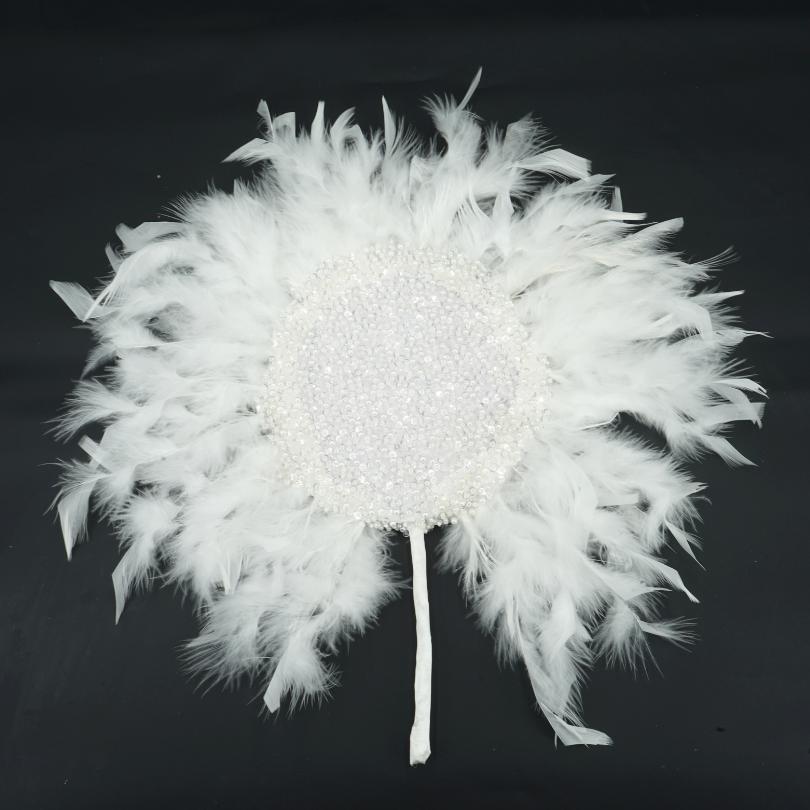Éventail de plumes de mariée couleur blanc
