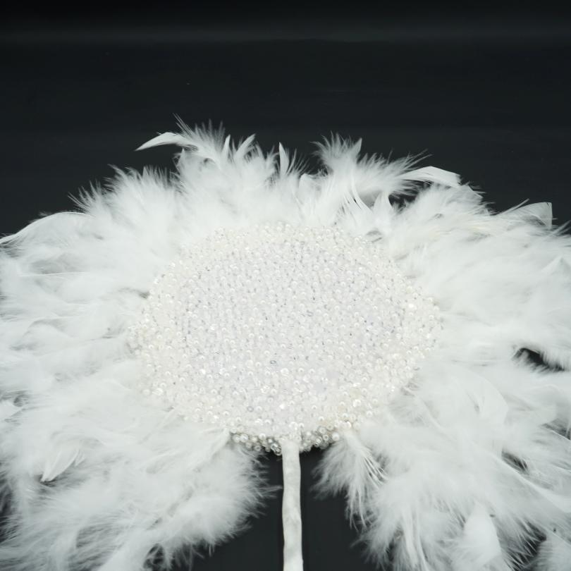 Éventail de plumes de mariée couleur blanc
