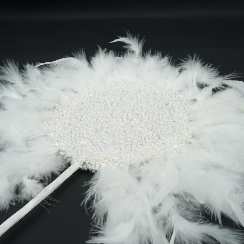 Éventail de plumes de mariée couleur blanc