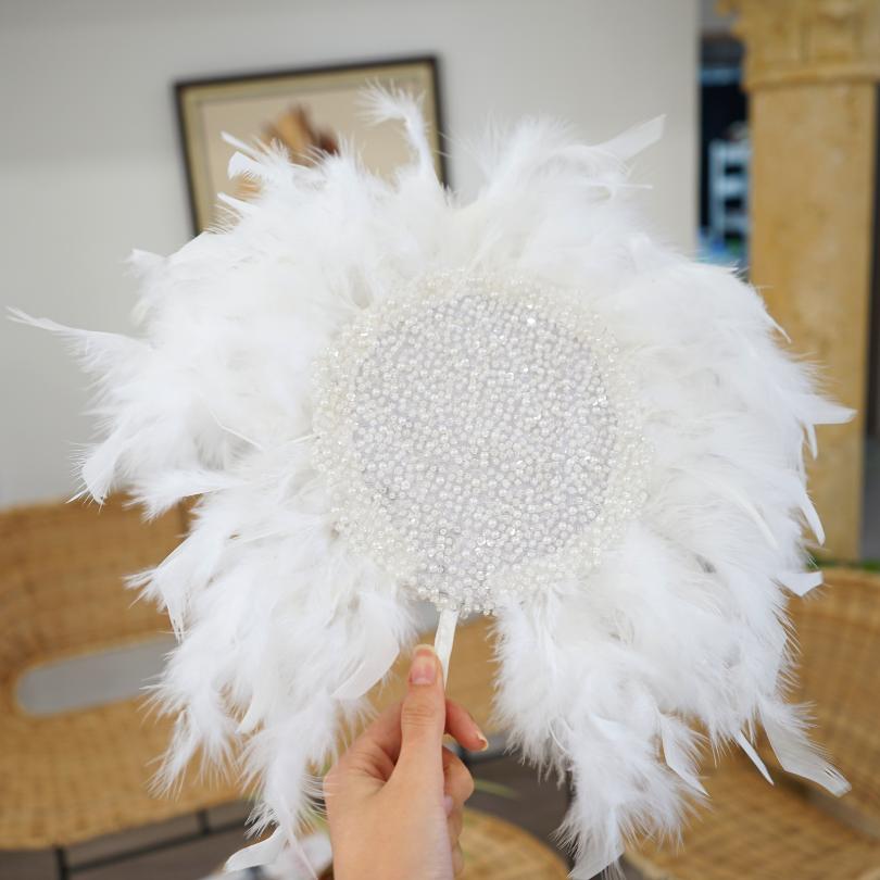 Éventail de plumes de mariée couleur blanc