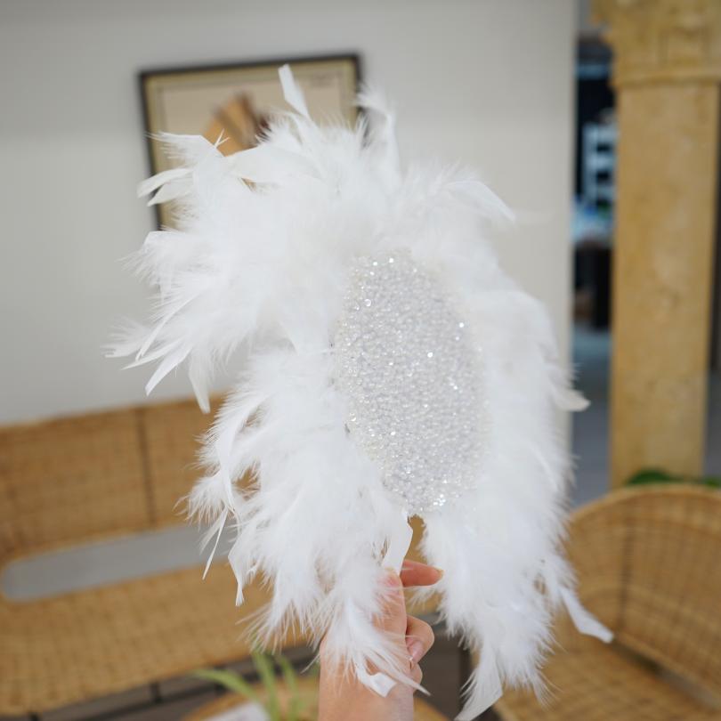 Éventail de plumes de mariée couleur blanc